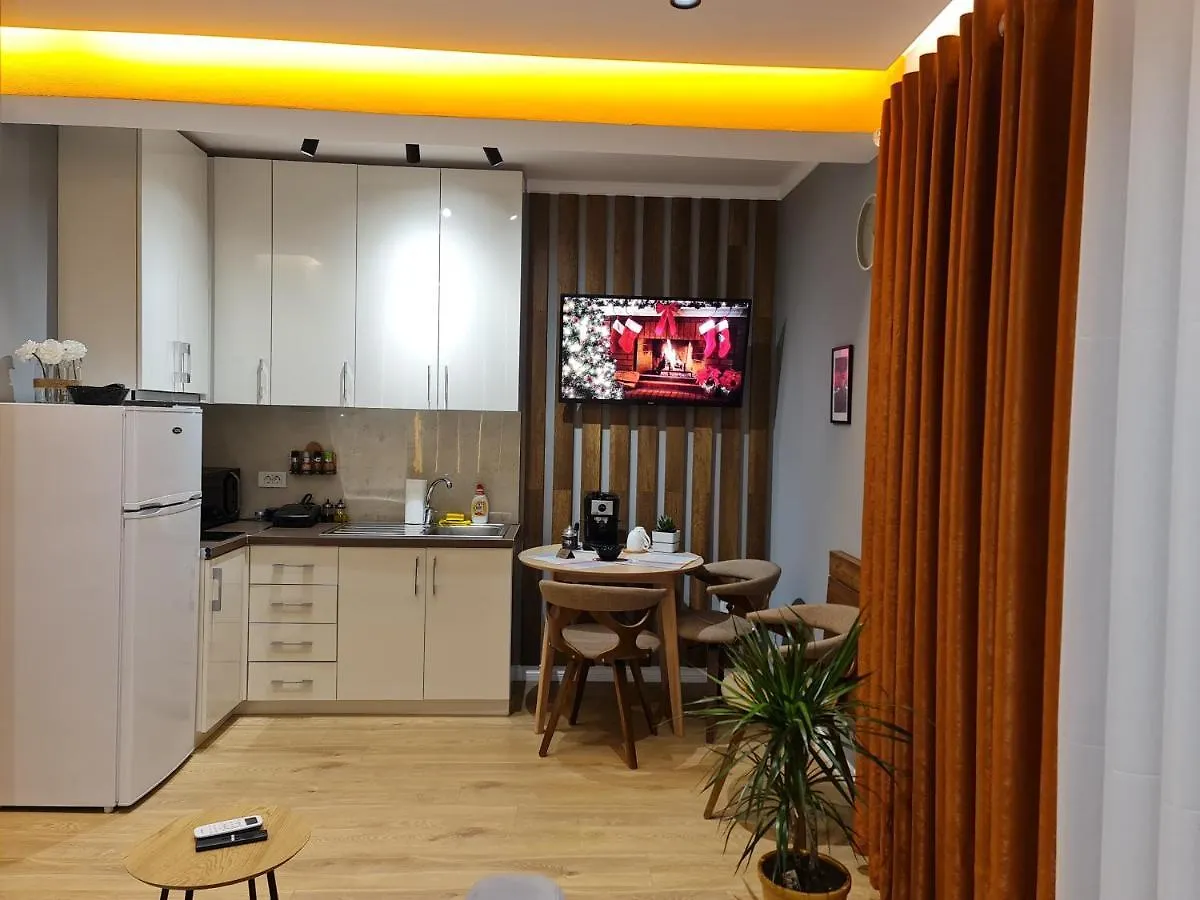 Sunny Apartment - Blloku Tirana, Near Lake 0*, تيرانا ألبانيا