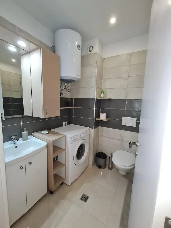 Sunny Apartment - Blloku Tirana, Near Lake  تيرانا